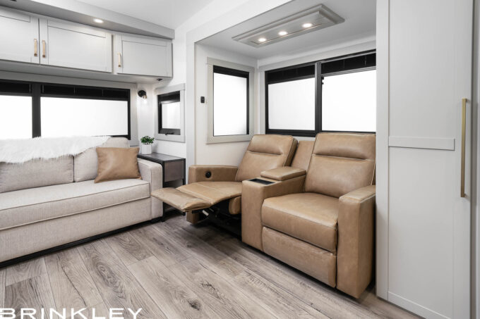 Model Z 2670 Fifth Wheels 10 Reclining Theater Seating