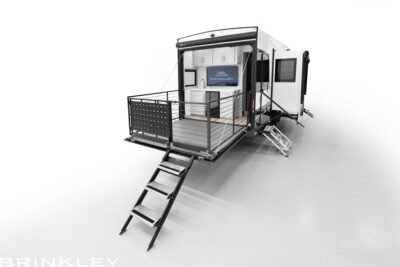 Fifth Wheel with an Outside Kitchen & Patio