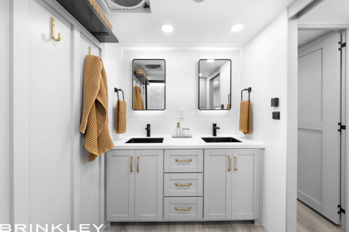 Double Vanity Bathroom Fifth Wheel with 2 Sinks