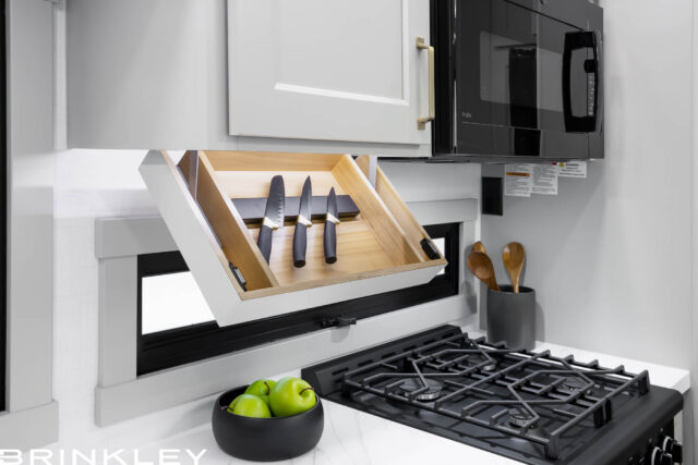 Model G 4100 Toy Haulers 33 Pull-Down Magnetic Knife Rack