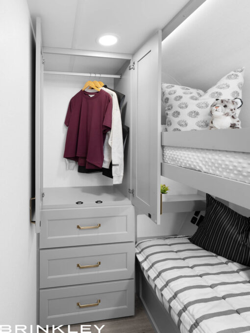 Wardrobe w/ Drawers